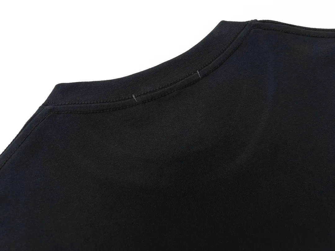 W623#P106💰 [Stone Island’s popular cuffed branded round neck off-shoulder short-sleeved T-shirt] Super versatile! A short-sleeved upper body for major celebrity internet celebrities, made of 260g combed cotton 32-count double yarn. Comfortable and breathable, customized accessories, oversize version. Dropped shoulder sleeves, very loose, same style for men and women, suitable for couples💑 Match as you like. The upper body is super beautiful. Color: Black White Apricot Gray Navy Size: M L XL XXL Ｍ Shoulder Width 47 Bust 52 Length 70 L Shoulder Width 48 Bust 54 Length 72 XL Shoulder width 59 Bust 56 Length 74 XXL Shoulder width 50 Bust 58 Length 76